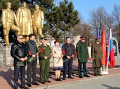 Церемония возложения цветов.